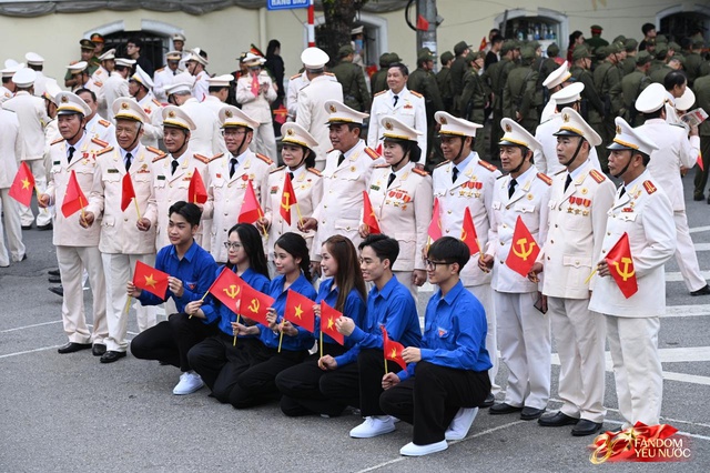 Trọn vẹn sáng cuối tuần bên hồ Hoàn Kiếm: “Ngày hội vì Thủ đô bình yên” rực rỡ, người dân chen kín phố xem diễu hành - Ảnh 6.