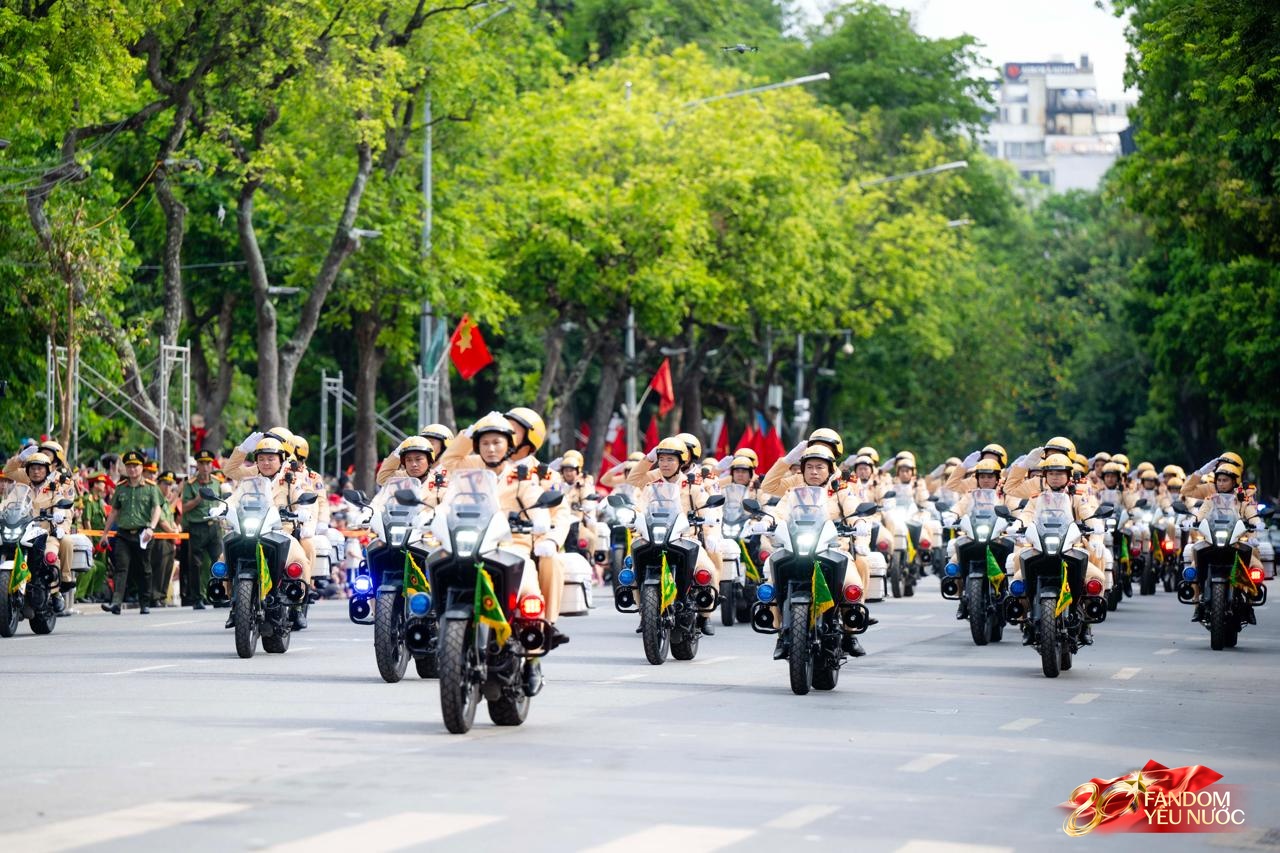 Công an Hà Nội phô diễn sức mạnh bằng màn truy bắt, khống chế tội phạm như phim hành động, hàng nghìn người reo hò - Ảnh 3.