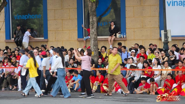 Trọn vẹn sáng cuối tuần bên hồ Hoàn Kiếm: “Ngày hội vì Thủ đô bình yên” rực rỡ, người dân chen kín phố xem diễu hành - Ảnh 10.