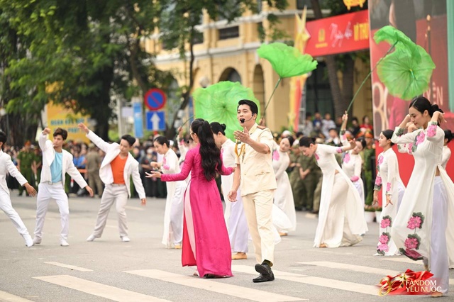Trọn vẹn sáng cuối tuần bên hồ Hoàn Kiếm: “Ngày hội vì Thủ đô bình yên” rực rỡ, người dân chen kín phố xem diễu hành - Ảnh 13.
