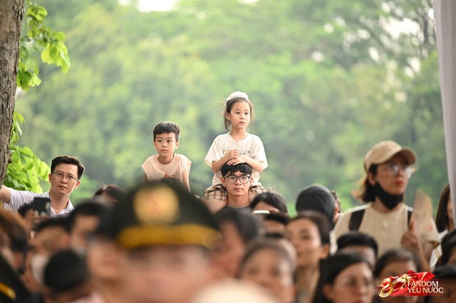 Trọn vẹn sáng cuối tuần bên hồ Hoàn Kiếm: “Ngày hội vì Thủ đô bình yên” rực rỡ, người dân chen kín phố xem diễu hành - Ảnh 7.
