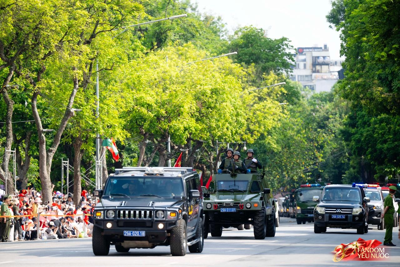 Công an Hà Nội phô diễn sức mạnh bằng màn truy bắt, khống chế tội phạm như phim hành động, hàng nghìn người reo hò - Ảnh 4.