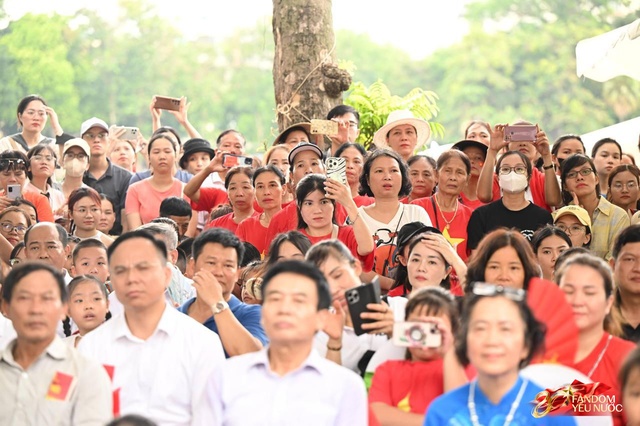 Trọn vẹn sáng cuối tuần bên hồ Hoàn Kiếm: “Ngày hội vì Thủ đô bình yên” rực rỡ, người dân chen kín phố xem diễu hành - Ảnh 8.