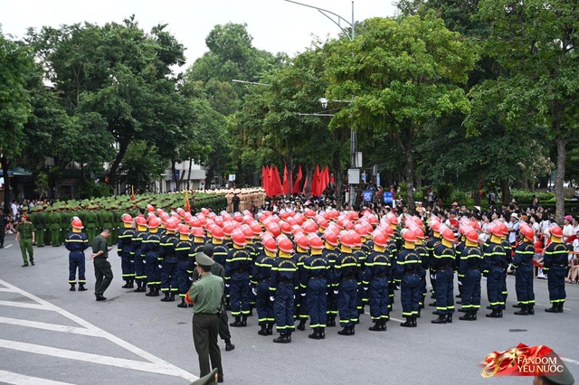 Trọn vẹn sáng cuối tuần bên hồ Hoàn Kiếm: “Ngày hội vì Thủ đô bình yên” rực rỡ, người dân chen kín phố xem diễu hành - Ảnh 16.