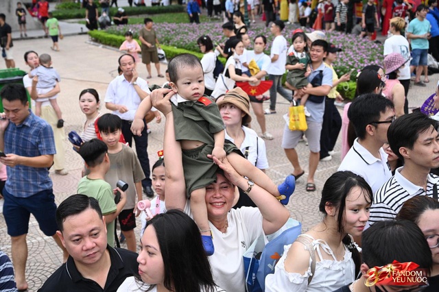 Trọn vẹn sáng cuối tuần bên hồ Hoàn Kiếm: “Ngày hội vì Thủ đô bình yên” rực rỡ, người dân chen kín phố xem diễu hành - Ảnh 18.