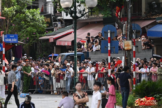 Trọn vẹn sáng cuối tuần bên hồ Hoàn Kiếm: “Ngày hội vì Thủ đô bình yên” rực rỡ, người dân chen kín phố xem diễu hành - Ảnh 9.