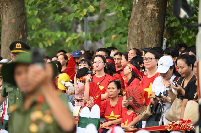 Trọn vẹn sáng cuối tuần bên hồ Hoàn Kiếm: “Ngày hội vì Thủ đô bình yên” rực rỡ, người dân chen kín phố xem diễu hành - Ảnh 11.