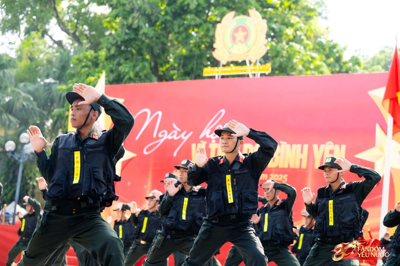 Công an Hà Nội phô diễn sức mạnh bằng màn truy bắt, khống chế tội phạm như phim hành động, hàng nghìn người reo hò - Ảnh 5.
