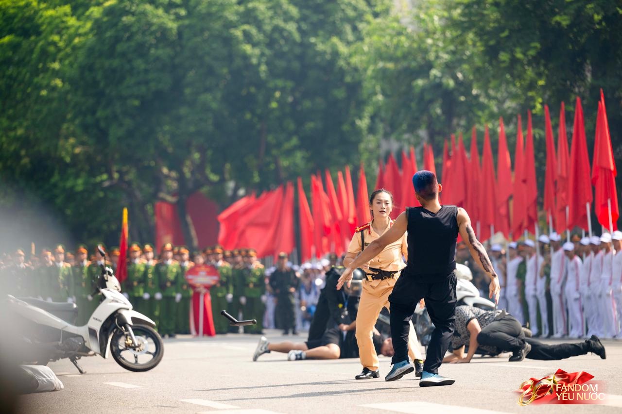 Công an Hà Nội phô diễn sức mạnh bằng màn truy bắt, khống chế tội phạm như phim hành động, hàng nghìn người reo hò - Ảnh 10.