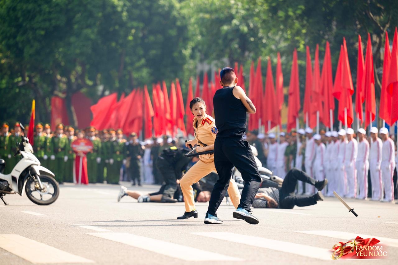 Công an Hà Nội phô diễn sức mạnh bằng màn truy bắt, khống chế tội phạm như phim hành động, hàng nghìn người reo hò - Ảnh 9.