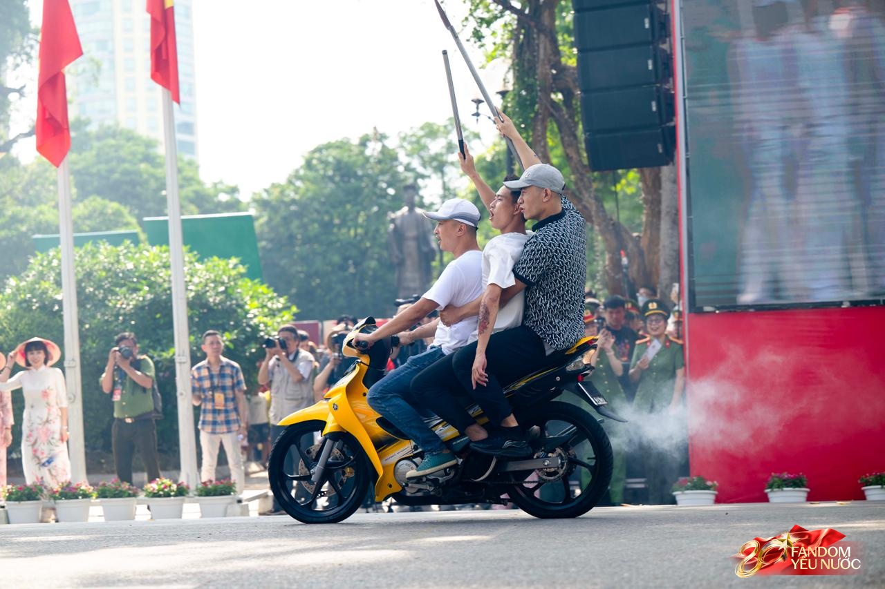 Công an Hà Nội phô diễn sức mạnh bằng màn truy bắt, khống chế tội phạm như phim hành động, hàng nghìn người reo hò - Ảnh 8.