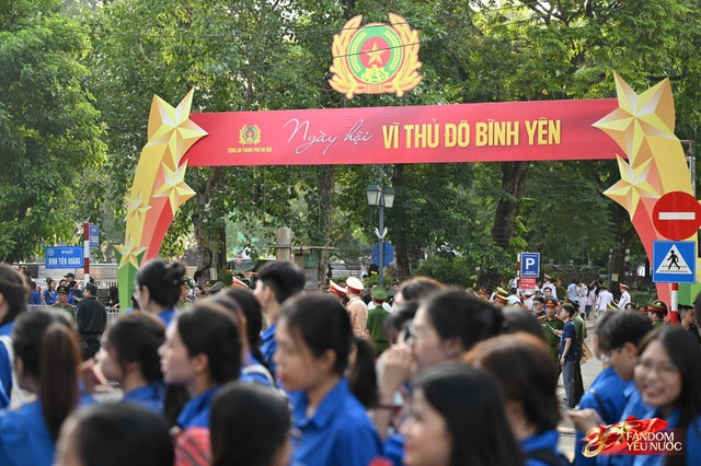 Trọn vẹn sáng cuối tuần bên hồ Hoàn Kiếm: “Ngày hội vì Thủ đô bình yên” rực rỡ, người dân chen kín phố xem diễu hành - Ảnh 12.