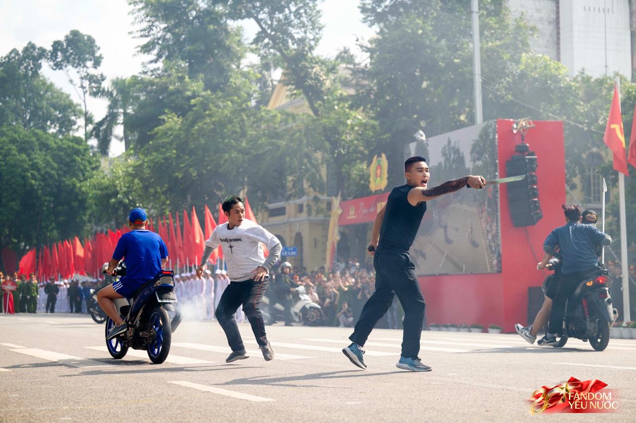 Công an Hà Nội phô diễn sức mạnh bằng màn truy bắt, khống chế tội phạm như phim hành động, hàng nghìn người reo hò - Ảnh 7.