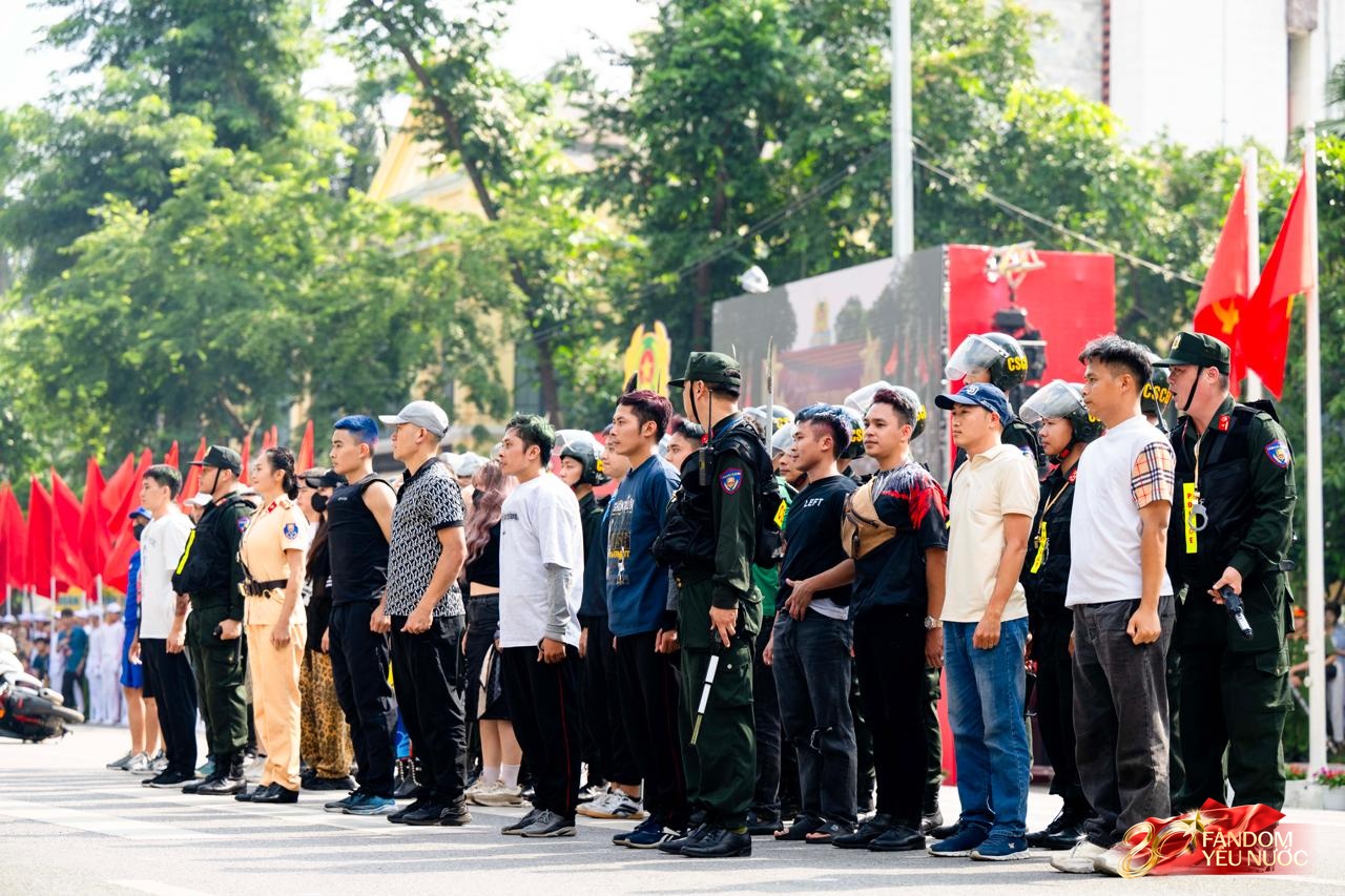 Công an Hà Nội phô diễn sức mạnh bằng màn truy bắt, khống chế tội phạm như phim hành động, hàng nghìn người reo hò - Ảnh 11.