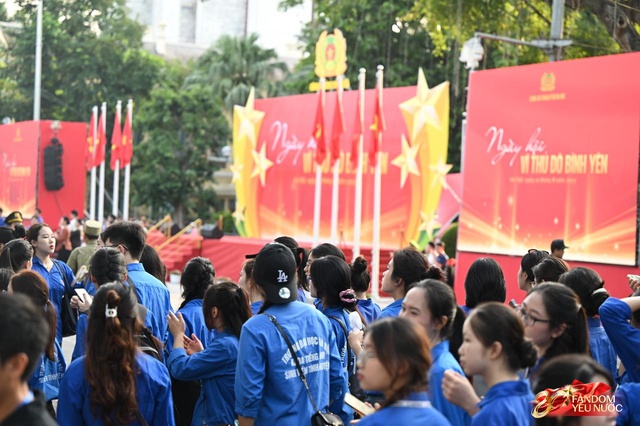 Trọn vẹn sáng cuối tuần bên hồ Hoàn Kiếm: “Ngày hội vì Thủ đô bình yên” rực rỡ, người dân chen kín phố xem diễu hành - Ảnh 1.