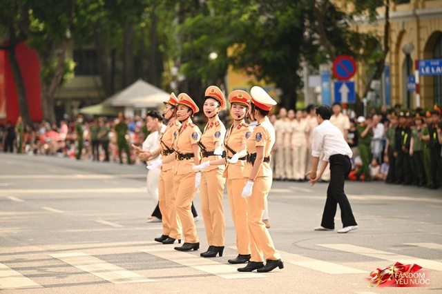 Trọn vẹn sáng cuối tuần bên hồ Hoàn Kiếm: “Ngày hội vì Thủ đô bình yên” rực rỡ, người dân chen kín phố xem diễu hành - Ảnh 14.