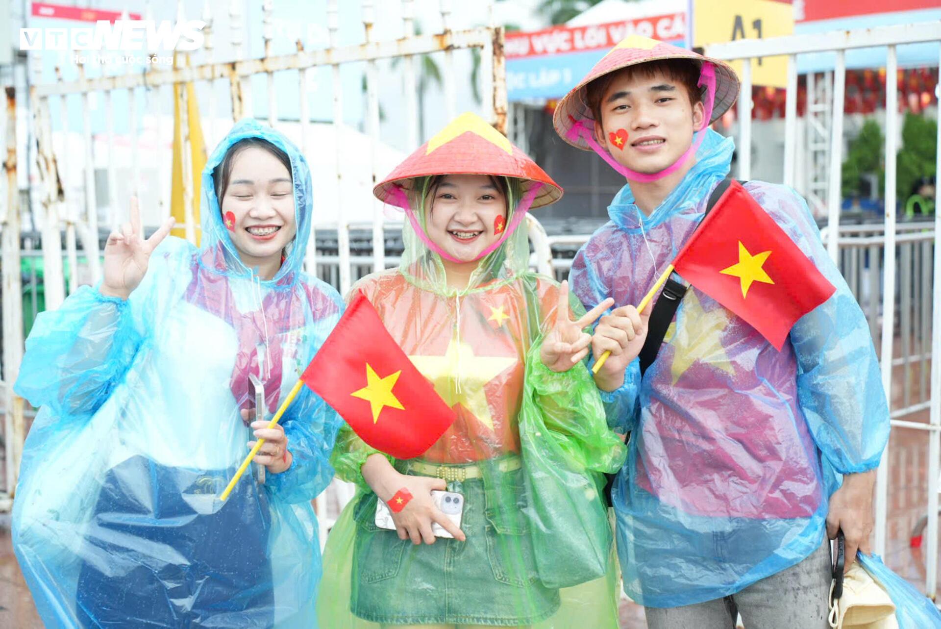 xep-hang-tu-trua-vao-xem-concert-to-quoc-trong-tim-11-15262075-1754819184316-17548191844391590113588.jpg