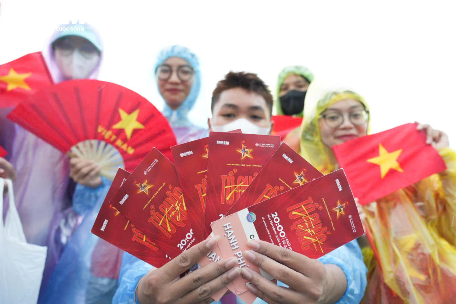 xep-hang-tu-trua-vao-xem-concert-to-quoc-trong-tim-15-15241223-1754819176792-17548191768971262260783.jpg