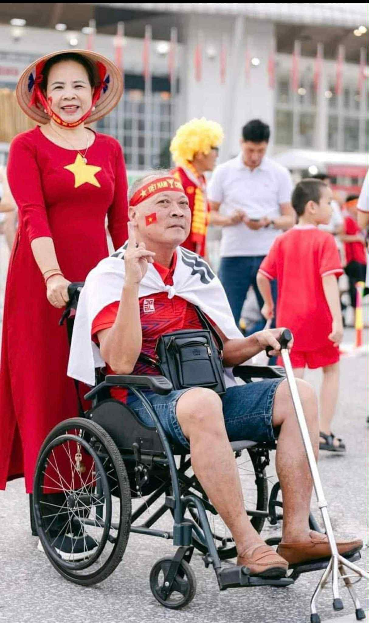 Con gái tiết lộ câu chuyện phía sau khoảnh khắc bố ngồi xe lăn, giơ cao ảnh Bác Hồ tại concert “Tổ quốc trong tim” - Ảnh 7.