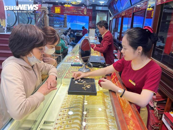 Giá vàng liên tục xô đổ kỷ lục, muốn đầu tư cần chú ý gì? - Ảnh 1.