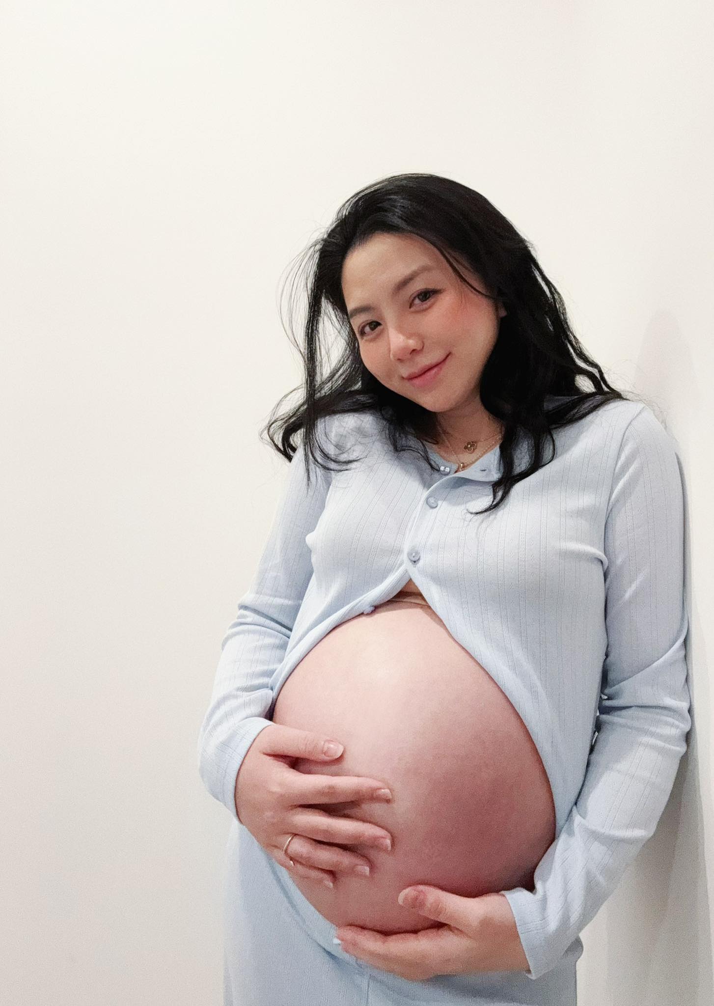 Nằm ổ chờ sinh, mẹ bầu Đặng Tiểu Tô Sa cũng &quot;vui lây&quot; với hành trình đón bé Gạo của gia đình Ngô Thanh Vân- Ảnh 1.
