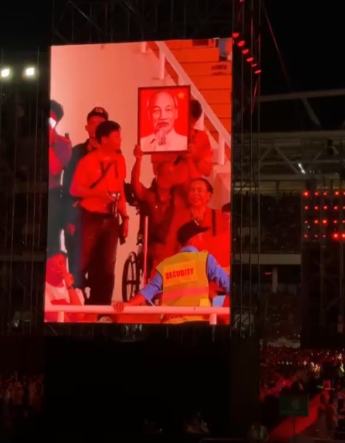 Con gái tiết lộ câu chuyện phía sau khoảnh khắc bố ngồi xe lăn, giơ cao ảnh Bác Hồ tại concert “Tổ quốc trong tim” - Ảnh 1.