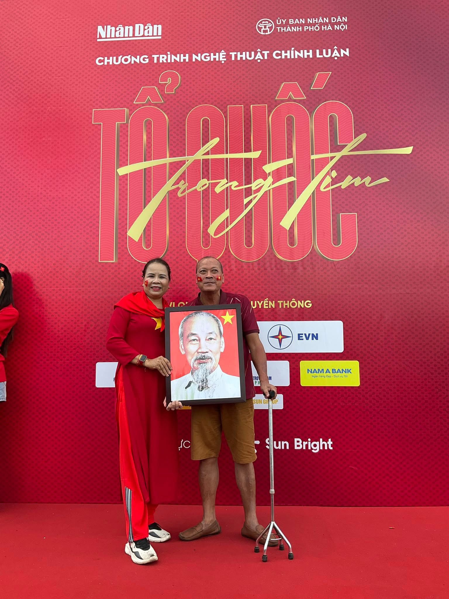 Con gái tiết lộ câu chuyện phía sau khoảnh khắc bố ngồi xe lăn, giơ cao ảnh Bác Hồ tại concert “Tổ quốc trong tim” - Ảnh 3.