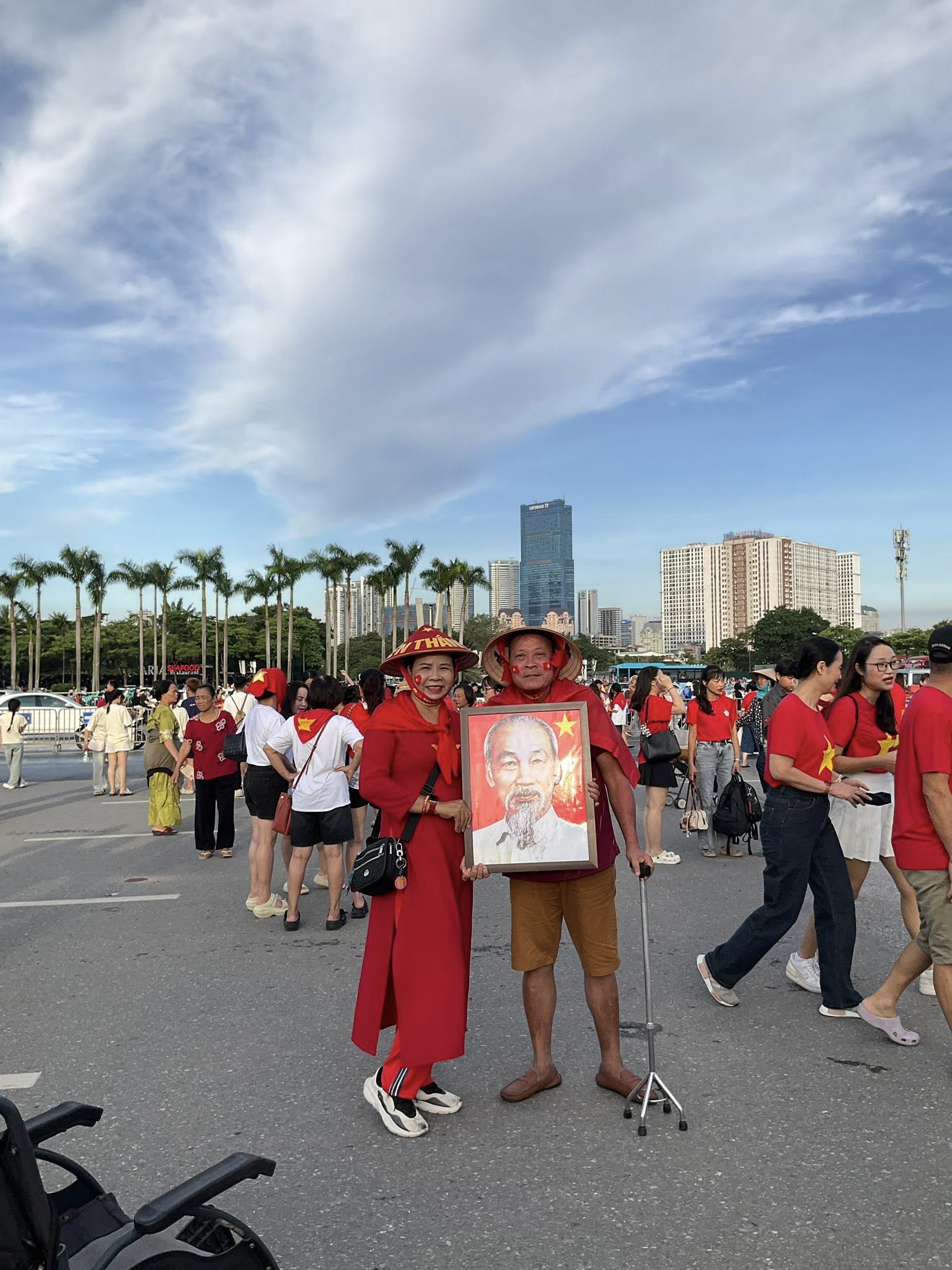 Con gái tiết lộ câu chuyện phía sau khoảnh khắc bố ngồi xe lăn, giơ cao ảnh Bác Hồ tại concert “Tổ quốc trong tim” - Ảnh 4.