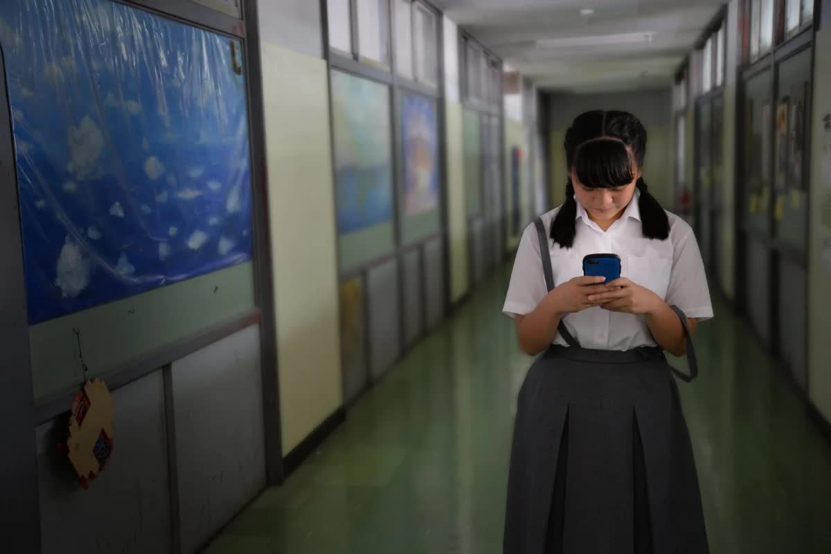 Kinh hoàng trước loạt chiêu thức tinh vi quay lén nữ sinh trong trường học: Nhiều thầy giáo bị bắt giữ - Ảnh 3. Kinh hoàng trước loạt chiêu thức tinh vi quay lén nữ sinh trong trường học: Nhiều thầy giáo bị bắt giữ - Ảnh 3.