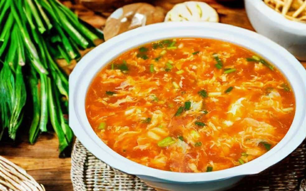 &quot;Đâu mới là cách nấu canh trứng cà chua ngon nhất?&quot;: Mách bạn mẹo giúp &quot;hoa&quot; trứng đẹp, mịn và ngon