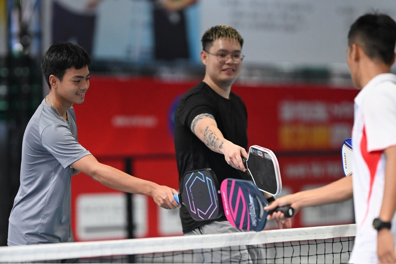 Từng &quot;kỳ thị&quot; khi thấy vợ mê pickleball, giờ chồng ra sân... đủ 7 ngày/tuần - Ảnh 3.