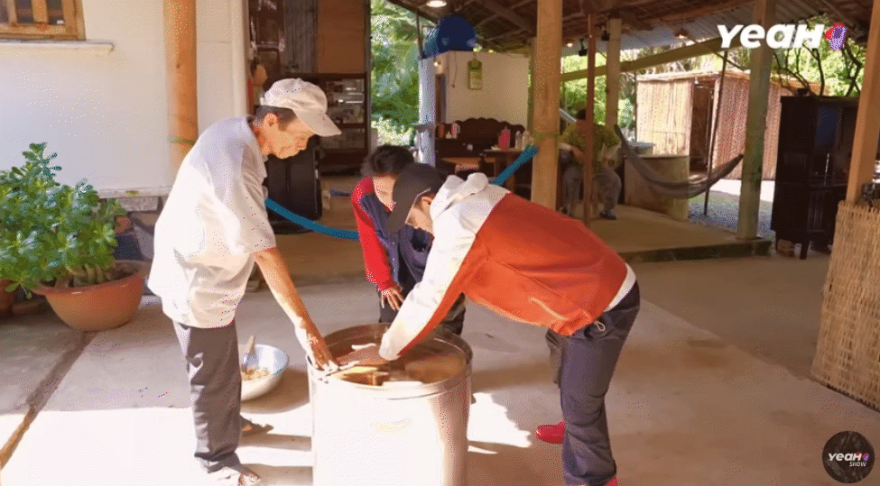 'Gia đình Haha' Tập 9: Trải nghiệm khám phá nghề nuôi ong, nhăn nhó tận hưởng những 'nụ hôn của ong'- Ảnh 12.