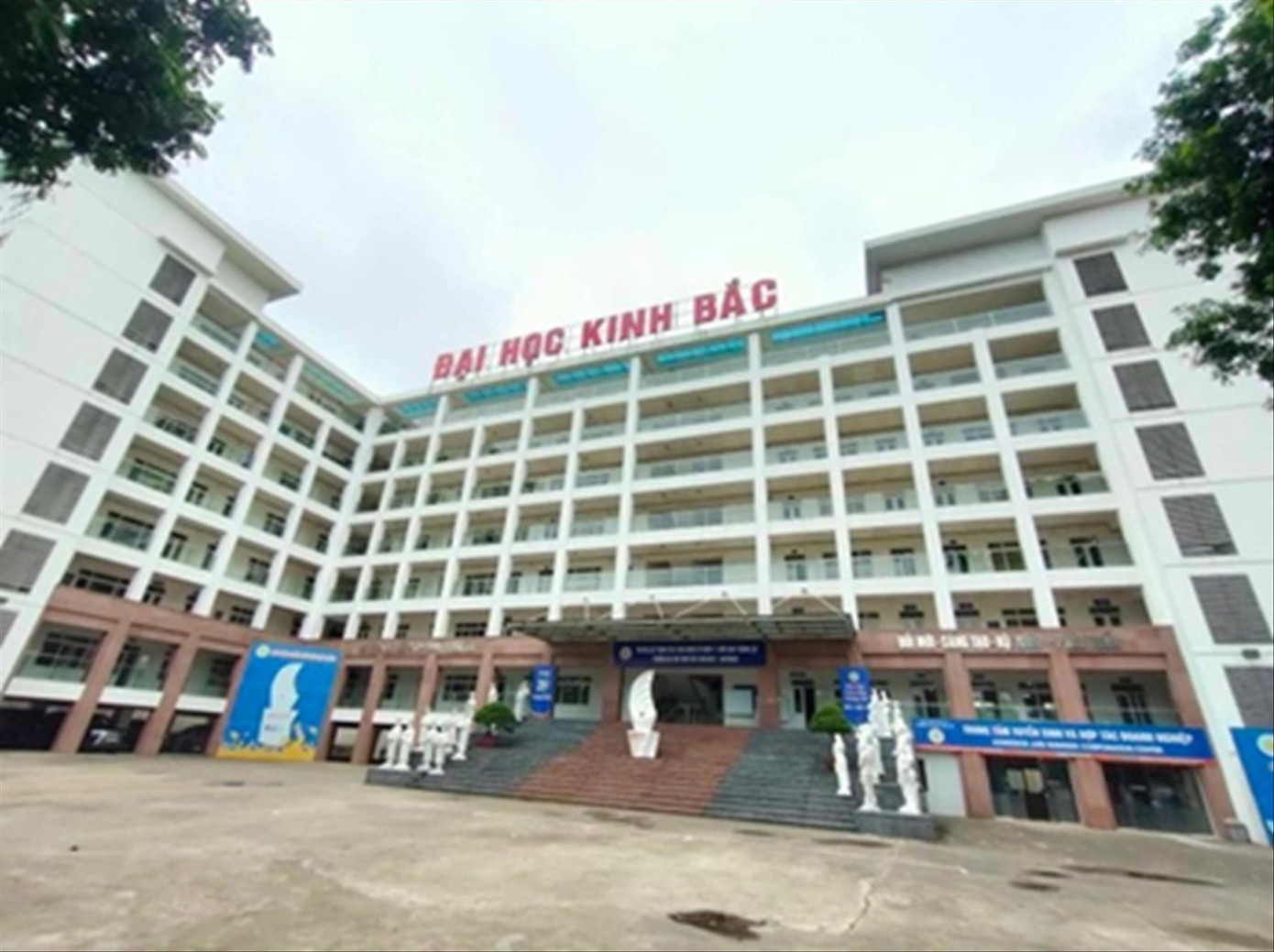 Bê bối ở Trường Đại học Kinh Bắc: Dừng đào tạo, thí sinh đi về đâu? - Ảnh 1.