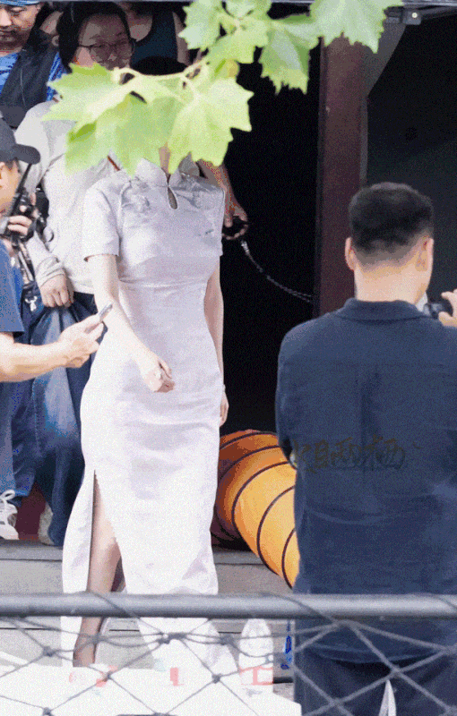 vuong-so-nhin14-1754921154828-17549211551661879844155.gif