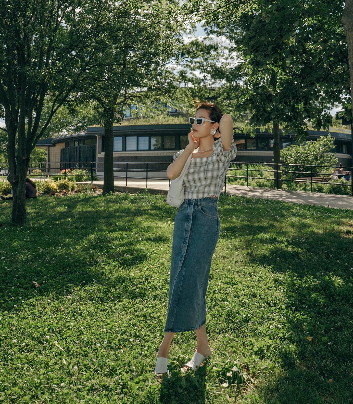 Thu tới là phải mặc trang phục denim: 10 cách phối đồ không chỉ hack tuổi xuất sắc mà còn cực sang - Ảnh 1. Thu tới là phải mặc trang phục denim: 10 cách phối đồ không chỉ hack tuổi xuất sắc mà còn cực sang - Ảnh 1.