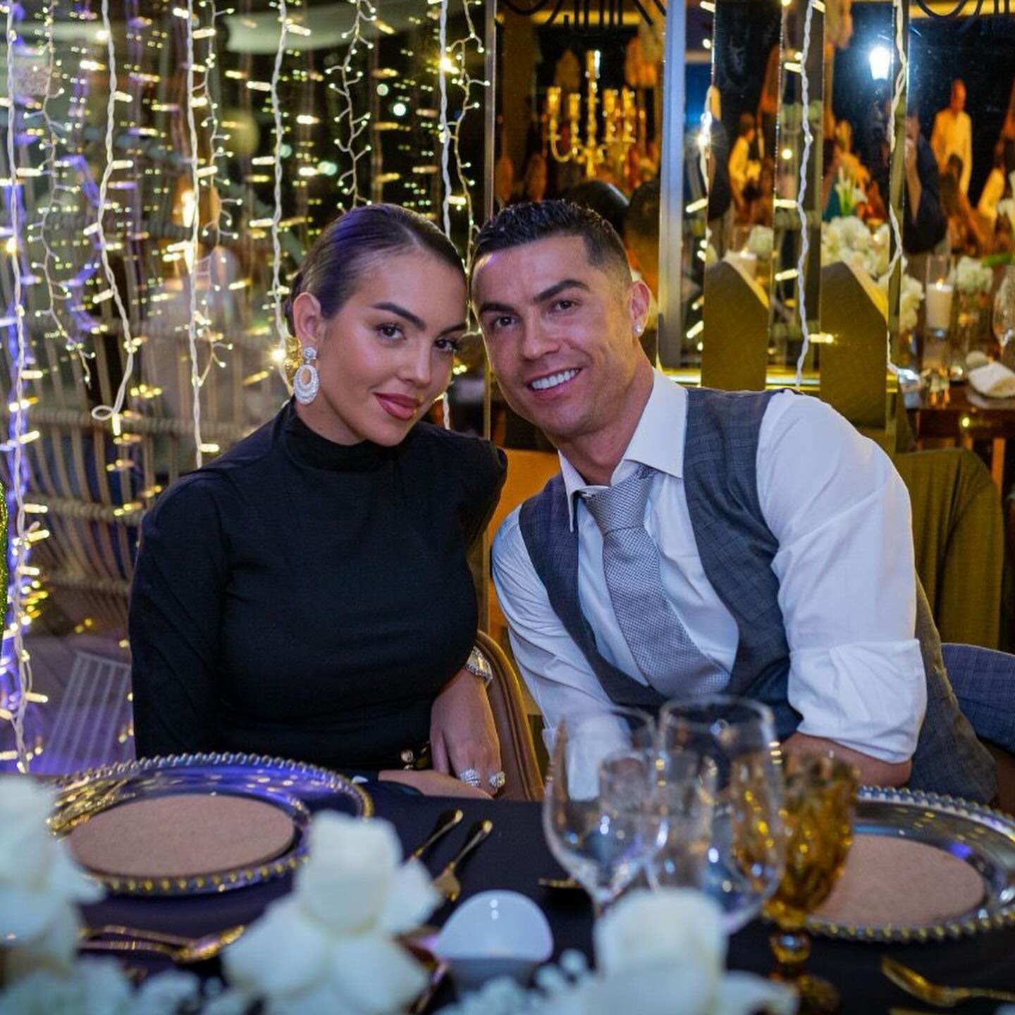 Ronaldo cầu hôn Georgina bằng chiếc nhẫn siêu to khổng lồ, giá khủng cỡ nào mà cõi mạng Ronaldo cầu hôn Georgina bằng chiếc nhẫn siêu to khổng lồ, giá khủng cỡ nào mà cõi mạng