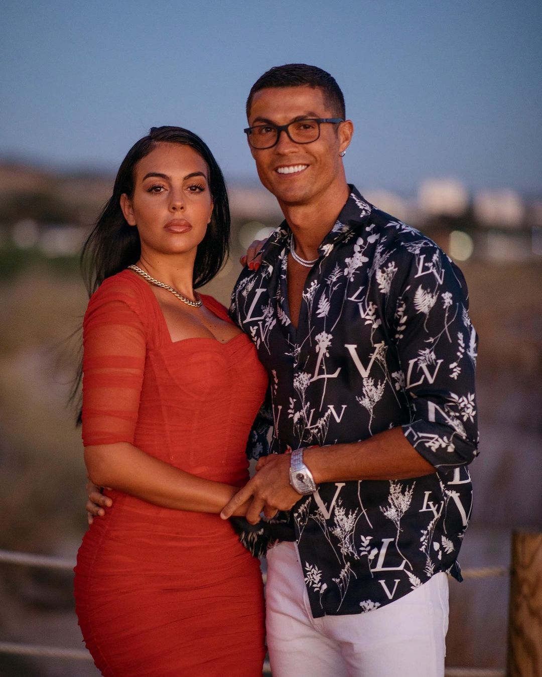 Ronaldo cầu hôn Georgina bằng chiếc nhẫn siêu to khổng lồ, giá khủng cỡ nào mà cõi mạng Ronaldo cầu hôn Georgina bằng chiếc nhẫn siêu to khổng lồ, giá khủng cỡ nào mà cõi mạng