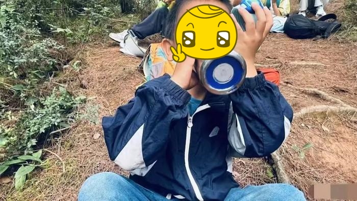 Bé trai 7 tuổi mất tích khi tham gia leo núi ở trại hè, dân mạng Trung Quốc cầu nguyện một phép màu- Ảnh 2. Bé trai 7 tuổi mất tích khi tham gia leo núi ở trại hè, dân mạng Trung Quốc cầu nguyện một phép màu- Ảnh 2.