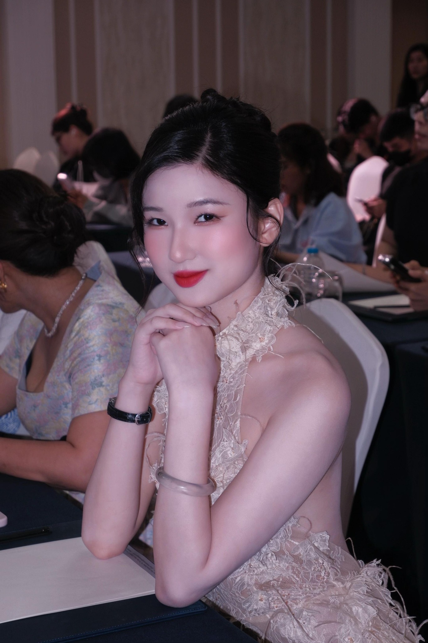 1 triệu người xem Nàng Mơ ngồi thẫn thờ ở góc nhà chung, dấy lên tranh cãi về năng lực thực của người đẹp- Ảnh 5. 1 triệu người xem Nàng Mơ ngồi thẫn thờ ở góc nhà chung, dấy lên tranh cãi về năng lực thực của người đẹp- Ảnh 5.