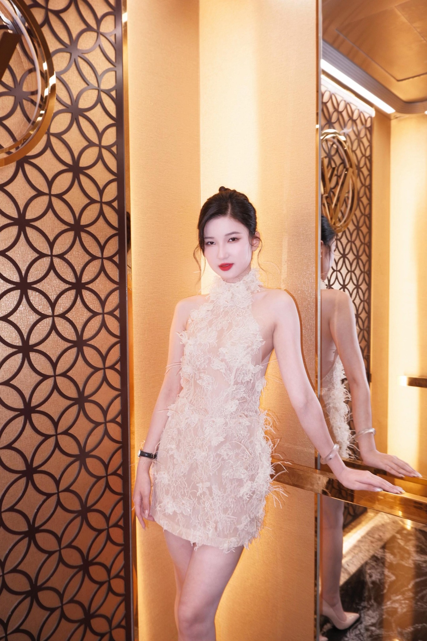 1 triệu người xem Nàng Mơ ngồi thẫn thờ ở góc nhà chung, dấy lên tranh cãi về năng lực thực của người đẹp- Ảnh 6. 1 triệu người xem Nàng Mơ ngồi thẫn thờ ở góc nhà chung, dấy lên tranh cãi về năng lực thực của người đẹp- Ảnh 6.