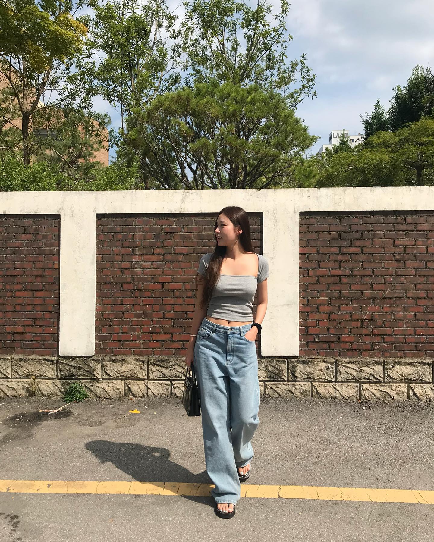 Thu tới là phải mặc trang phục denim: 10 cách phối đồ không chỉ hack tuổi xuất sắc mà còn cực sang - Ảnh 8. Thu tới là phải mặc trang phục denim: 10 cách phối đồ không chỉ hack tuổi xuất sắc mà còn cực sang - Ảnh 8.