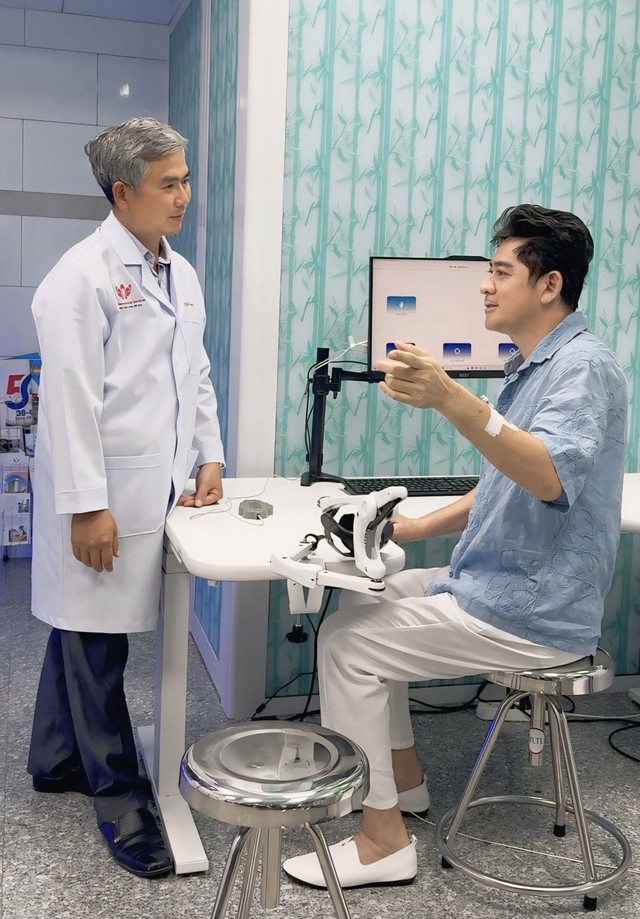Giấu mặt cả tháng trời hậu đột quỵ, diễn viên Huỳnh Anh Tuấn lần đầu lộ diện khác lạ gây lo lắng - Ảnh 1. Giấu mặt cả tháng trời hậu đột quỵ, diễn viên Huỳnh Anh Tuấn lần đầu lộ diện khác lạ gây lo lắng - Ảnh 1.