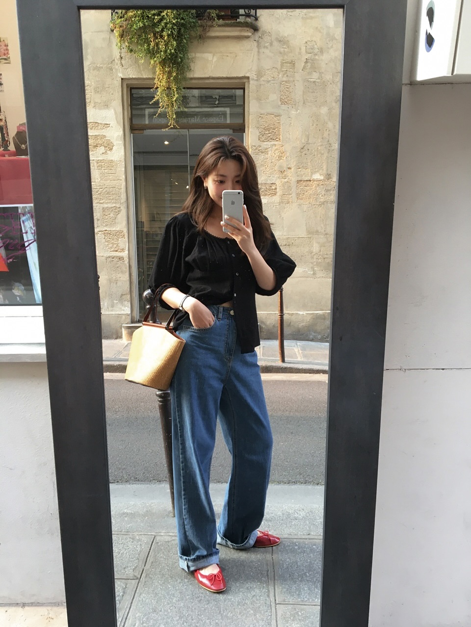 Thu tới là phải mặc trang phục denim: 10 cách phối đồ không chỉ hack tuổi xuất sắc mà còn cực sang - Ảnh 9. Thu tới là phải mặc trang phục denim: 10 cách phối đồ không chỉ hack tuổi xuất sắc mà còn cực sang - Ảnh 9.
