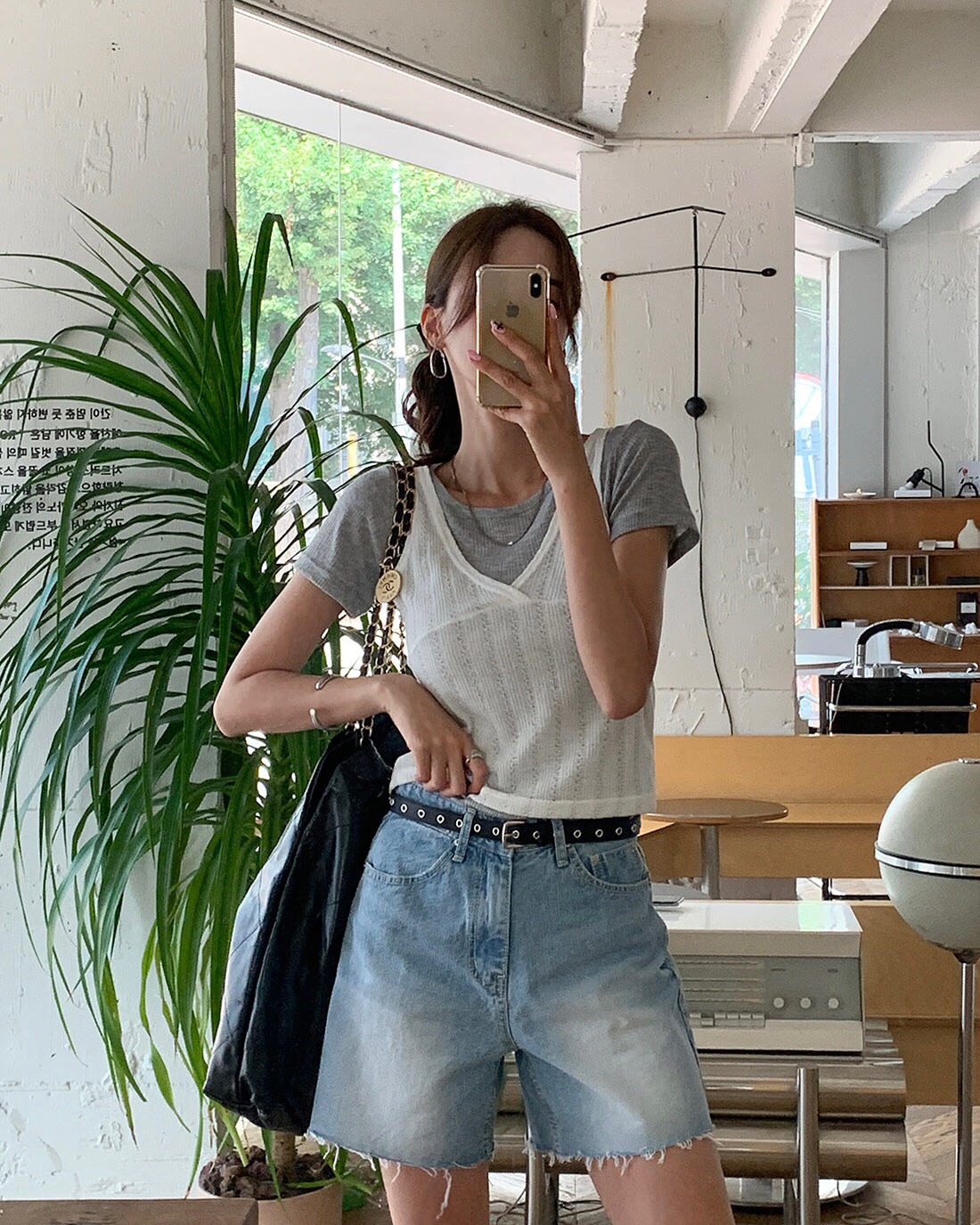Thu tới là phải mặc trang phục denim: 10 cách phối đồ không chỉ hack tuổi xuất sắc mà còn cực sang - Ảnh 10. Thu tới là phải mặc trang phục denim: 10 cách phối đồ không chỉ hack tuổi xuất sắc mà còn cực sang - Ảnh 10.