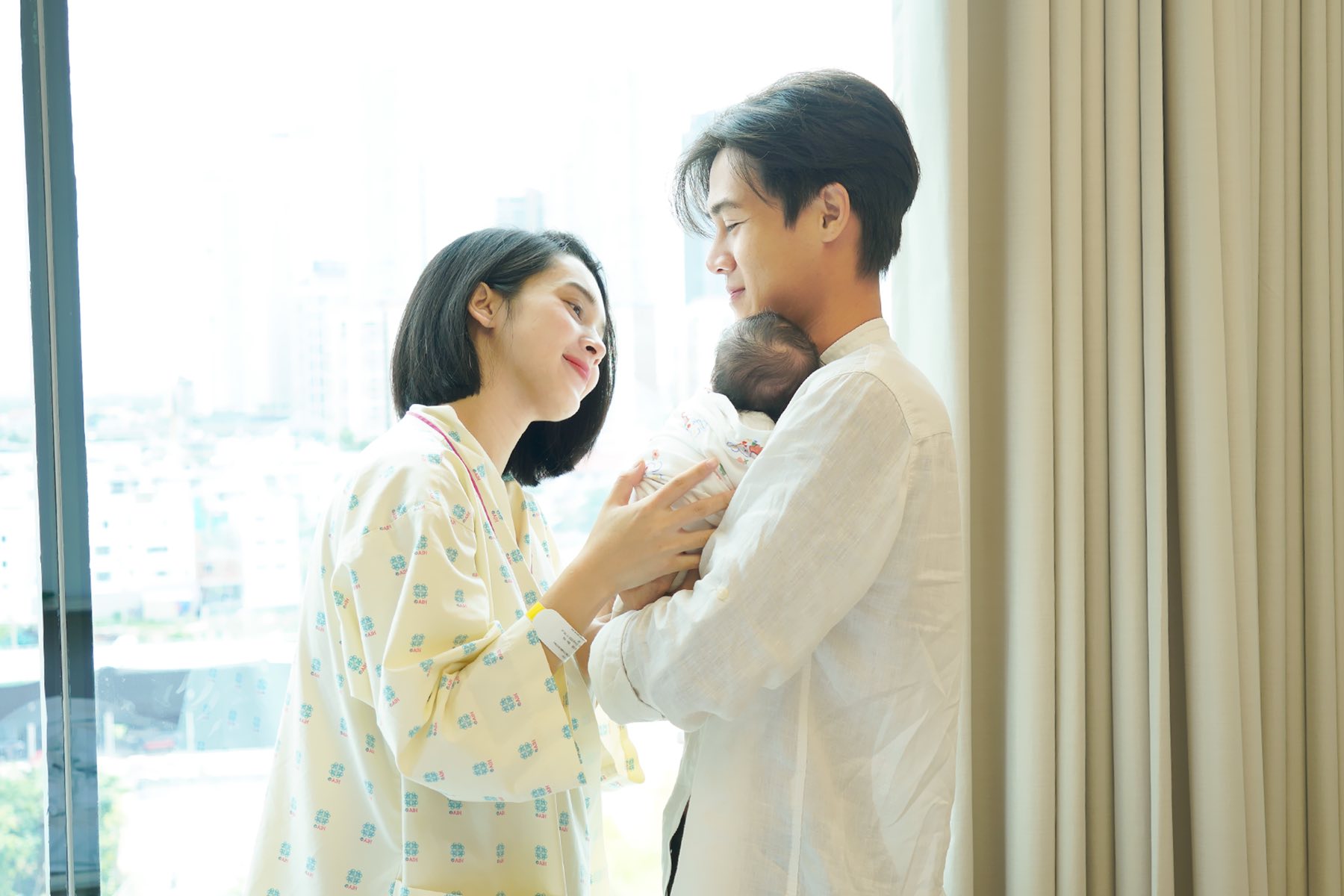 Quỳnh Lương và chồng gia nhập hội nghiện con, mắc 1 tình trạng mà bố mẹ bỉm nào cũng gặp phải- Ảnh 4. Quỳnh Lương và chồng gia nhập hội nghiện con, mắc 1 tình trạng mà bố mẹ bỉm nào cũng gặp phải- Ảnh 4.