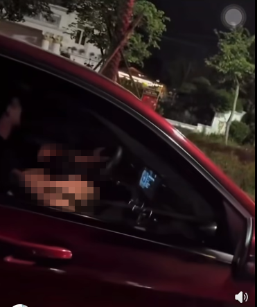 Clip đôi nam nữ bị quay cảnh thân mật trong xe Mercedes gây bão mạng: Người trong cuộc nói gì mà vẫn bị chỉ trích dữ dội? - Ảnh 1.