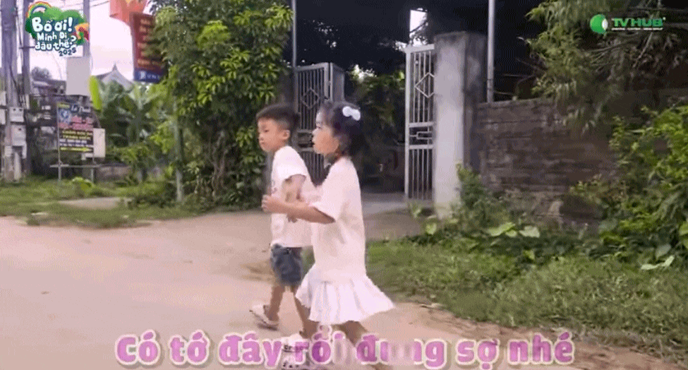 Bố ơi, mình đi đâu thế? tập 13: Con trai Duy Hưng vượt qua sợ hãi, con gái Trung Ruồi đòi 'treo bố lên gốc cây'- Ảnh 3. Bố ơi, mình đi đâu thế? tập 13: Con trai Duy Hưng vượt qua sợ hãi, con gái Trung Ruồi đòi 'treo bố lên gốc cây'- Ảnh 3.