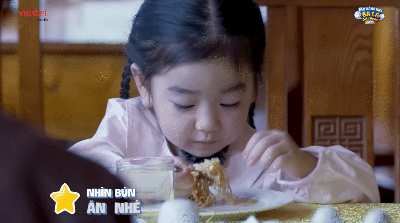 Bé Bún - con gái hot mom Nam Thương: Nhỏ xíu mà lắm chiêu, vừa xinh vừa &quot;mặn mòi&quot; hết phần thiên hạ - Ảnh 14.