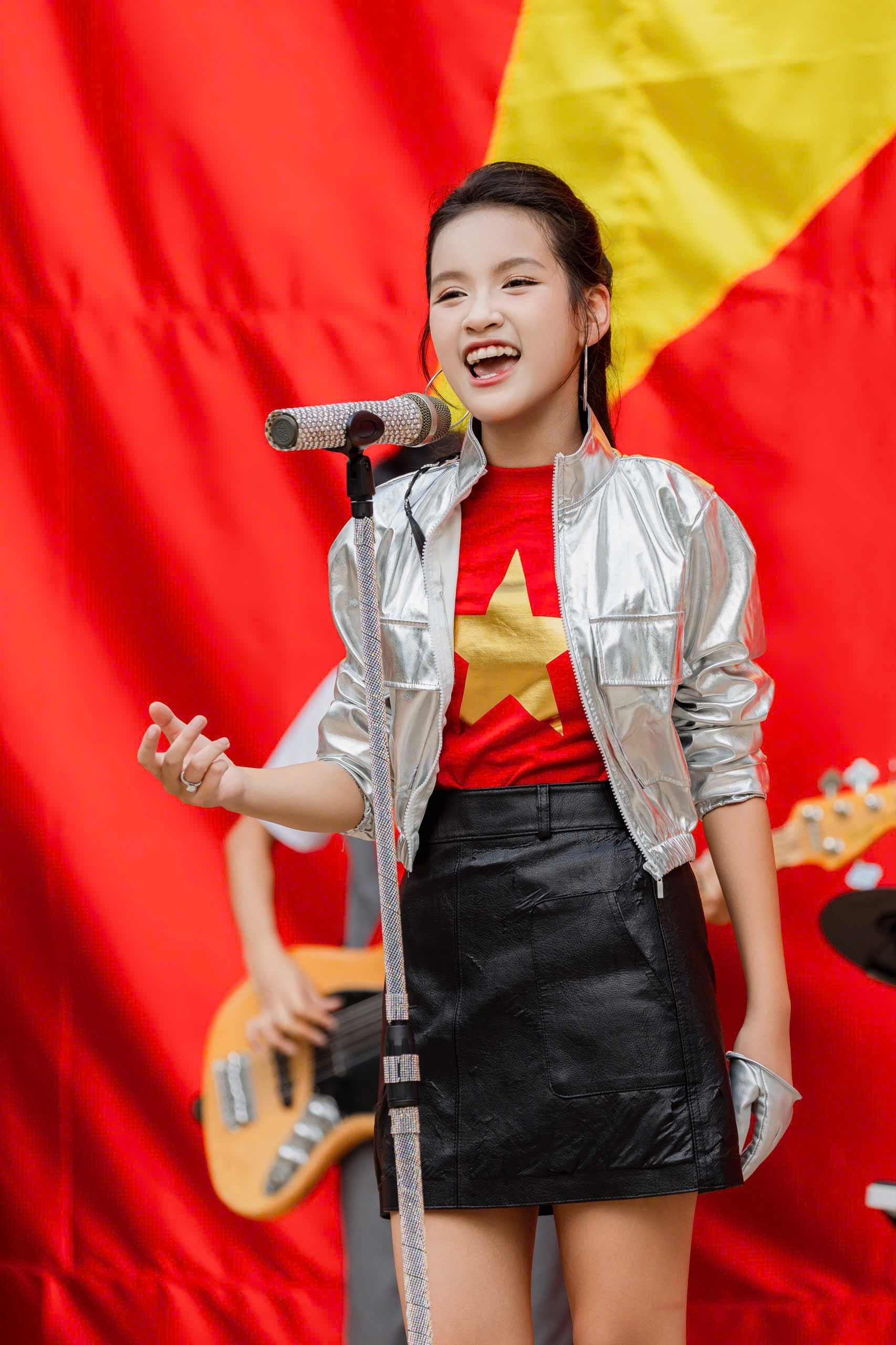 Dân tình “rần rần” tìm thông tin giọng ca trẻ nhất Concert Quốc gia: Xinh cực phẩm, thành tích học hành còn đỉnh thế này!- Ảnh 1.