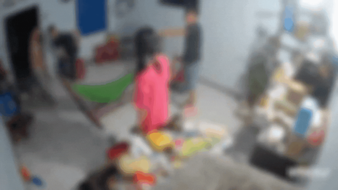 "Ừ thì 2 tiếng gia đình": Cô gái đăng clip bị 2 anh trai đánh dã man trước mặt mẹ khiến cộng đồng mạng xót xa - Ảnh 3. "Ừ thì 2 tiếng gia đình": Cô gái đăng clip bị 2 anh trai đánh dã man trước mặt mẹ khiến cộng đồng mạng xót xa - Ảnh 3.